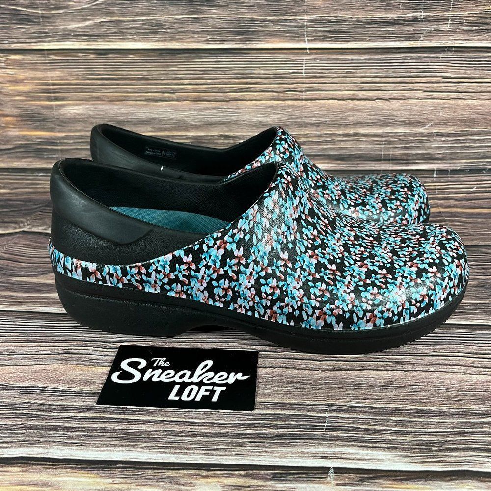 Crocs Neria Pro Graphic Women's Print Clogs